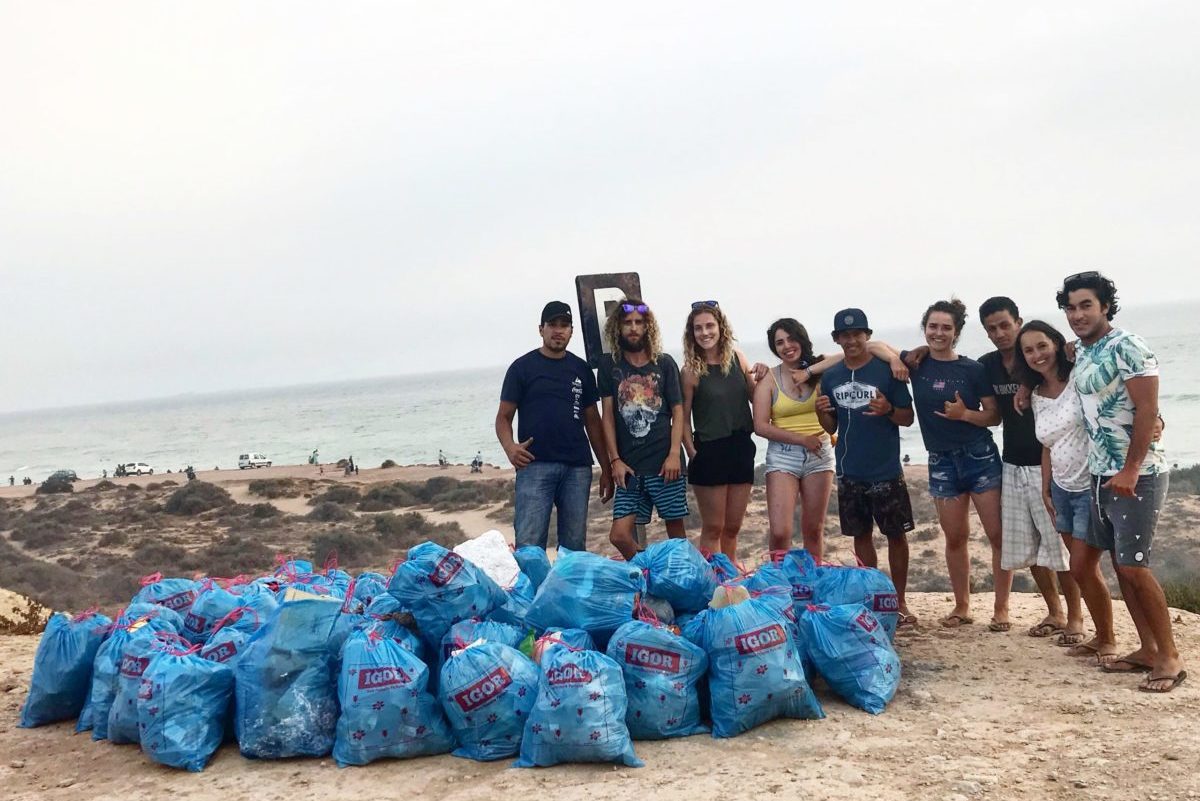 Beach clean-up Morocco Bluemind Surf Yoga Camp